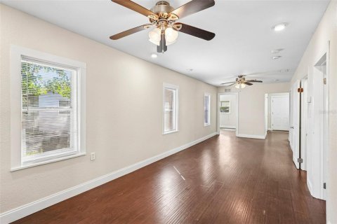 Commercial property in Saint Petersburg, Florida 5 bedrooms, 173.36 sq.m. № 2421949 - photo 12
