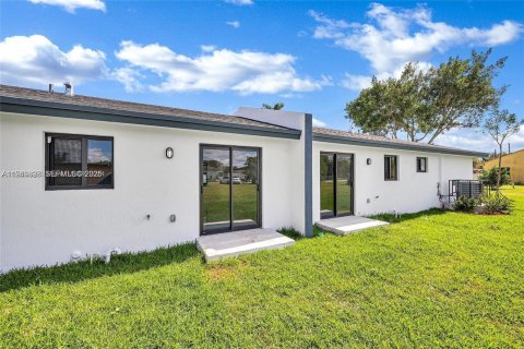 Снять в аренду виллу или дом в Флорида-Сити, Флорида 3 спальни, 176.51м2, № 2005591 - фото 2