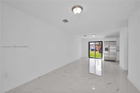 Снять в аренду виллу или дом в Флорида-Сити, Флорида 3 спальни, 176.51м2, № 2005591 - фото 4