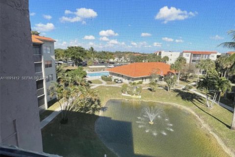 Condo in North Lauderdale, Florida, 1 bedroom  № 2035664 - photo 11