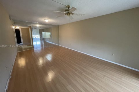 Condo in North Lauderdale, Florida, 1 bedroom  № 2035664 - photo 3
