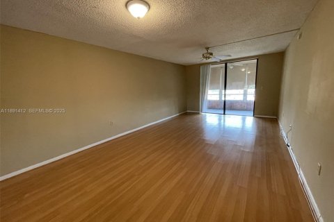 Condo in North Lauderdale, Florida, 1 bedroom  № 2035664 - photo 4