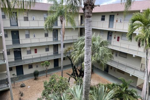 Condo in North Lauderdale, Florida, 1 bedroom  № 2035664 - photo 14