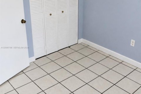 Appartement à louer à Hialeah, Floride: 2 chambres, 75.44 m2 № 2385055 - photo 26