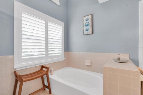House in Tampa, Florida 3 bedrooms, 181.16 sq.m. № 1846425 - photo 24