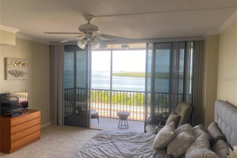 Condo in Saint Petersburg, Florida, 3 bedrooms № 2097599 - photo 19