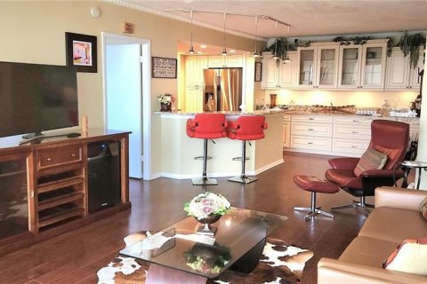 Condo in Saint Petersburg, Florida, 3 bedrooms № 2097599 - photo 4