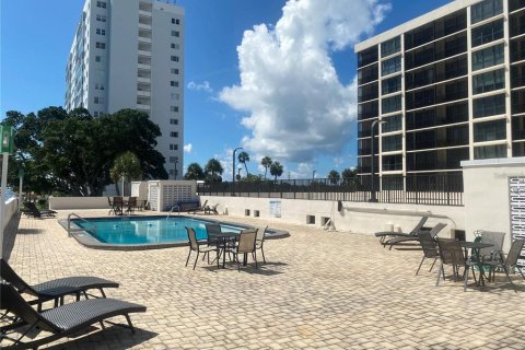 Condo in Saint Petersburg, Florida, 3 bedrooms № 2097599 - photo 30