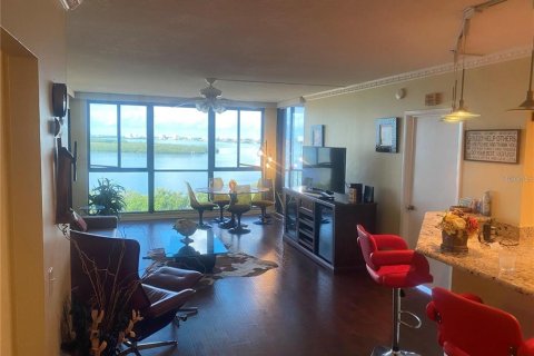 Condo in Saint Petersburg, Florida, 3 bedrooms № 2097599 - photo 5