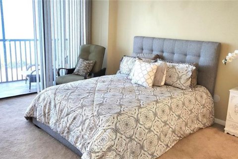 Condo in Saint Petersburg, Florida, 3 bedrooms № 2097599 - photo 18