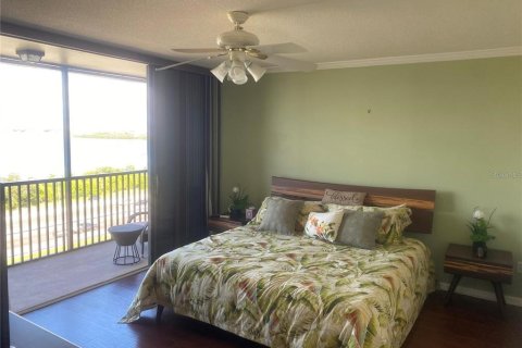 Condo in Saint Petersburg, Florida, 3 bedrooms № 2097599 - photo 12