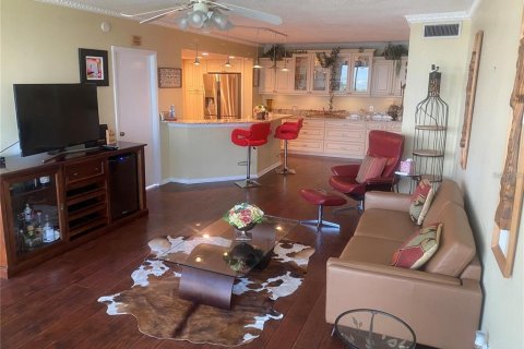 Condo in Saint Petersburg, Florida, 3 bedrooms № 2097599 - photo 9