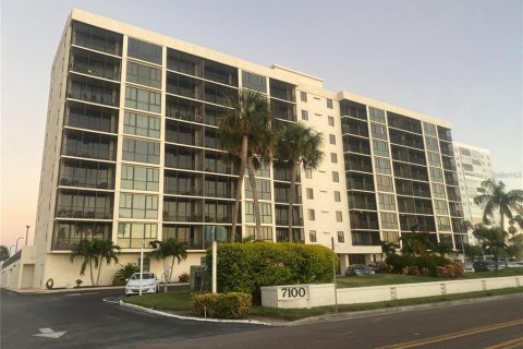Condo in Saint Petersburg, Florida, 3 bedrooms  № 2097599