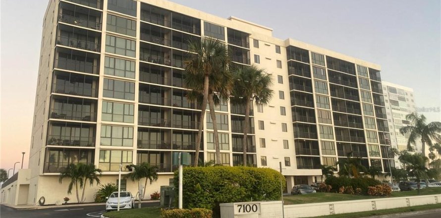 Condo in Saint Petersburg, Florida, 3 bedrooms № 2097599