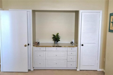 Condo in Saint Petersburg, Florida, 3 bedrooms № 2097599 - photo 25