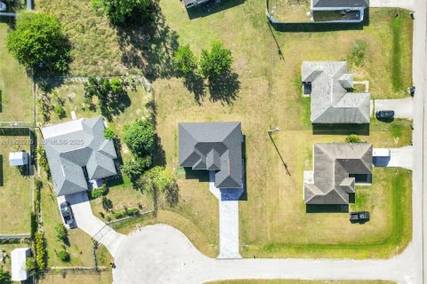 Casa en venta en Lehigh Acres, Florida, 3 dormitorios № 1984552 - foto 3