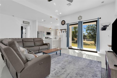 Casa en venta en Lehigh Acres, Florida, 3 dormitorios № 1984552 - foto 11