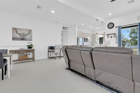 Casa en venta en Lehigh Acres, Florida, 3 dormitorios № 1984552 - foto 30