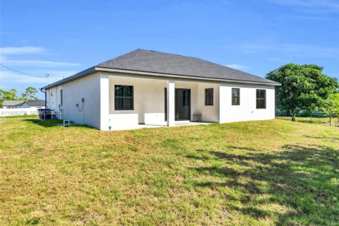 Casa en venta en Lehigh Acres, Florida, 3 dormitorios № 1984552 - foto 1
