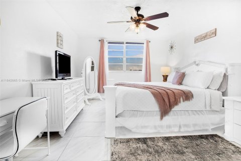 Condo in Plantation, Florida, 1 bedroom  № 1878532 - photo 16