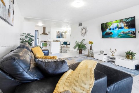 Condo in Plantation, Florida, 1 bedroom  № 1878532 - photo 5
