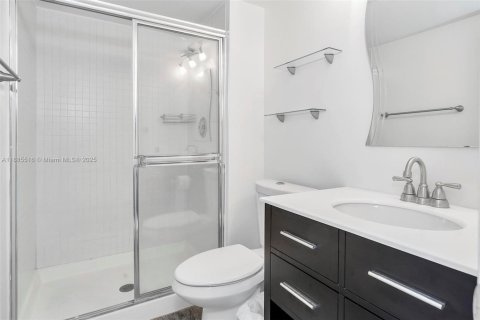 Condominio en alquiler en Miami, Florida, 2 dormitorios, 113.25 m2 № 1932453 - foto 16