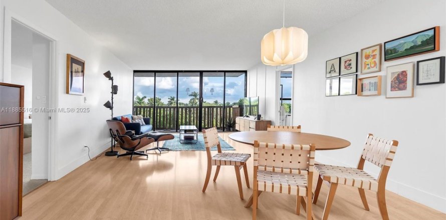 Condominio en Miami, Florida, 2 dormitorios  № 1932453