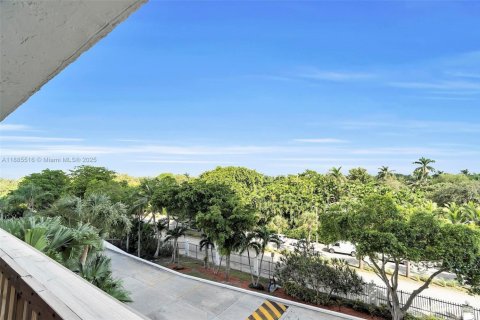 Condominio en alquiler en Miami, Florida, 2 dormitorios, 113.25 m2 № 1932453 - foto 19