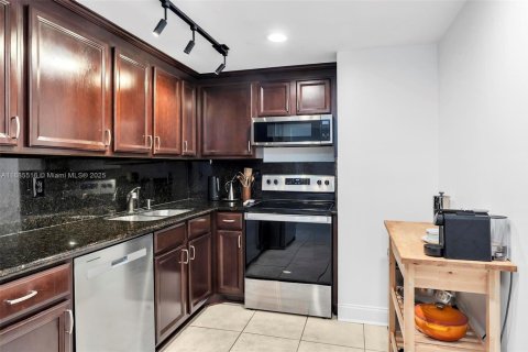 Condominio en alquiler en Miami, Florida, 2 dormitorios, 113.25 m2 № 1932453 - foto 8