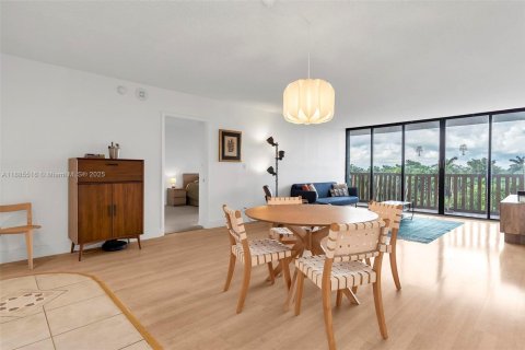 Condominio en alquiler en Miami, Florida, 2 dormitorios, 113.25 m2 № 1932453 - foto 3