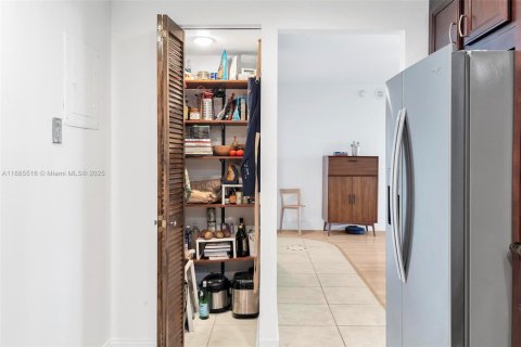 Condominio en alquiler en Miami, Florida, 2 dormitorios, 113.25 m2 № 1932453 - foto 9