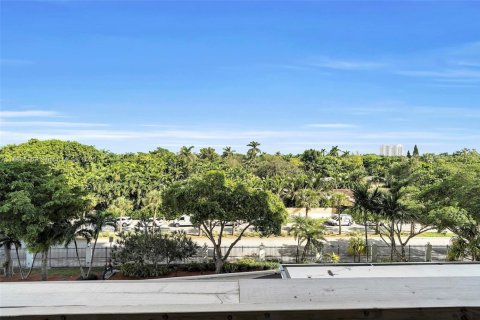 Condominio en alquiler en Miami, Florida, 2 dormitorios, 113.25 m2 № 1932453 - foto 17