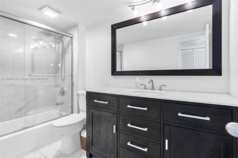 Condominio en alquiler en Miami, Florida, 2 dormitorios, 113.25 m2 № 1932453 - foto 13