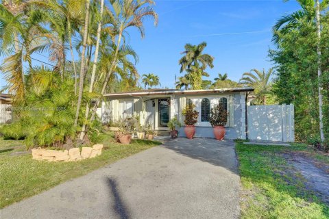 House in Hollywood, Florida 4 bedrooms, 159.79 sq.m. № 1763224 - photo 1