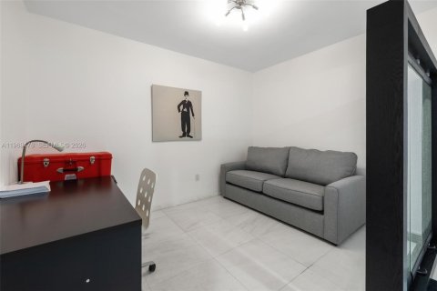 Condo in Hallandale Beach, Florida, 2 bedrooms  № 2052859 - photo 15