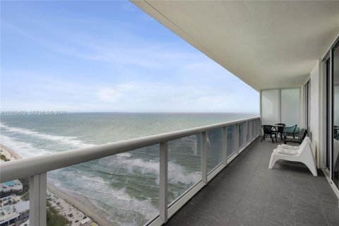 Condo in Hallandale Beach, Florida, 2 bedrooms  № 2052859 - photo 18