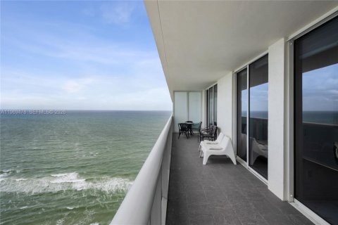 Condo in Hallandale Beach, Florida, 2 bedrooms  № 2052859 - photo 19