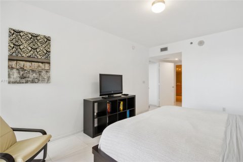 Condo in Hallandale Beach, Florida, 2 bedrooms  № 2052859 - photo 10