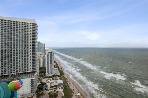 Condo in Hallandale Beach, Florida, 2 bedrooms  № 2052859 - photo 21
