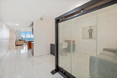 Condo in Hallandale Beach, Florida, 2 bedrooms  № 2052859 - photo 17