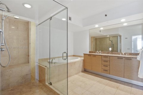 Condo in Hallandale Beach, Florida, 2 bedrooms  № 2052859 - photo 12