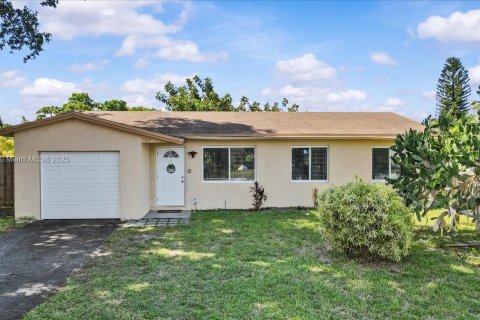 House in North Lauderdale, Florida 3 bedrooms, 95.88 sq.m. № 1797725 - photo 1