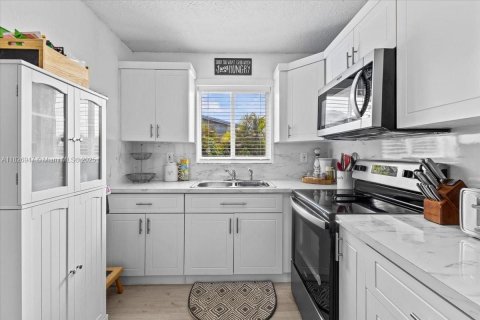 House in North Lauderdale, Florida 3 bedrooms, 95.88 sq.m. № 1797725 - photo 9