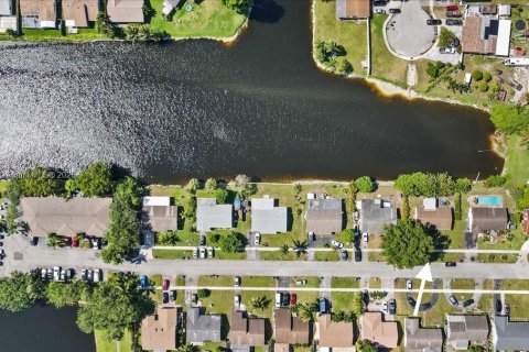 House in North Lauderdale, Florida 3 bedrooms, 95.88 sq.m. № 1797725 - photo 19