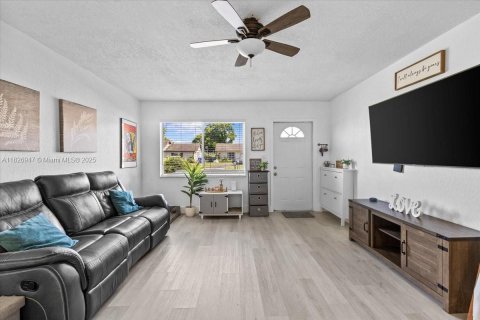 House in North Lauderdale, Florida 3 bedrooms, 95.88 sq.m. № 1797725 - photo 3