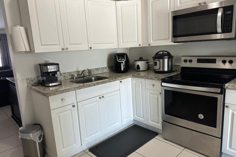Villa ou maison à vendre à Miami Gardens, Floride: 2 chambres, 97.55 m2 № 1997752 - photo 6
