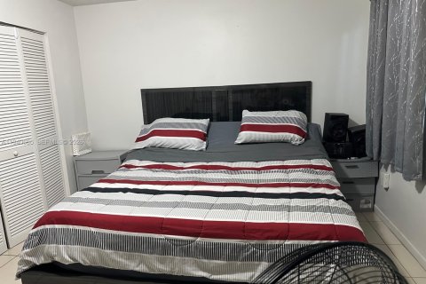 Villa ou maison à vendre à Miami Gardens, Floride: 2 chambres, 97.55 m2 № 1997752 - photo 11