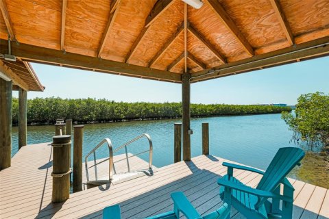 House in New Smyrna Beach, Florida 3 bedrooms, 301.93 sq.m. № 2219730 - photo 5