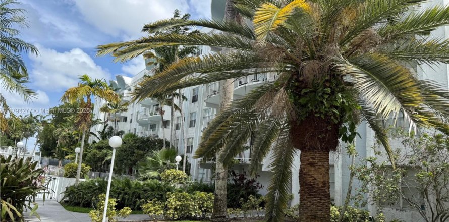 Condo in Miami, Florida, 2 bedrooms  № 1699903