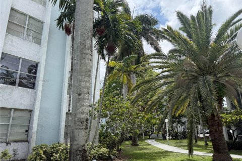 Condo in Miami, Florida, 2 bedrooms  № 1699903 - photo 3